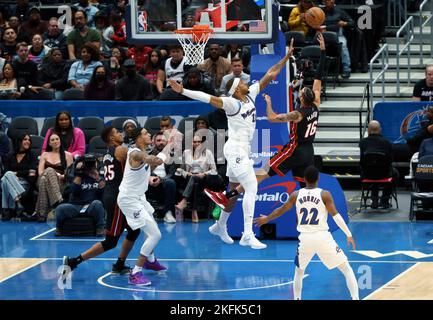 WASHINGTON, DC - 18. NOVEMBER: Washington Wizards Center Daniel Gauord (21) verteidigt einen Schuss von Miami Heat Forward Caleb Martin (16) während eines NBA-Spiels zwischen den Washington Wizards und dem Miami Heat am 18. November 2022 in der Capital One Arena in Washington, DC. (Foto von Tony Quinn/SipaUSA) Stockfoto