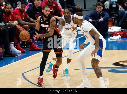 WASHINGTON, DC - 18. NOVEMBER: Miami Heat Forward Caleb Martin (16) schickt während eines NBA-Spiels zwischen den Washington Wizards und dem Miami Heat am 18. November 2022 in der Capital One Arena in Washington, DC, einen Pass durch das Washington Wizards Center Daniel Gauord (21). (Foto von Tony Quinn/SipaUSA) Stockfoto