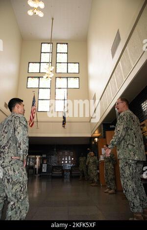 YOKOSUKA, Japan (Sept 22, 2022) – Vice Adm. Yancy Lindsey, Commander, Navy Installations Command, spricht mit Cmdr. David Kim, Kommandoplan der Chapel Hope an Bord Commander, Fleet Activities Yokosuka (CFAY), als er im Rahmen einer Basistour durch die Kapelle begleitet wurde. Seit mehr als 75 Jahren stellt, pflegt und betreibt CFAY Basiseinrichtungen und -Dienste zur Unterstützung der vorbereitenden Seestreitkräfte der US-7.-Flotte, der Mieterkommandos und Tausender militärischer und ziviler Mitarbeiter sowie ihrer Familien. Stockfoto