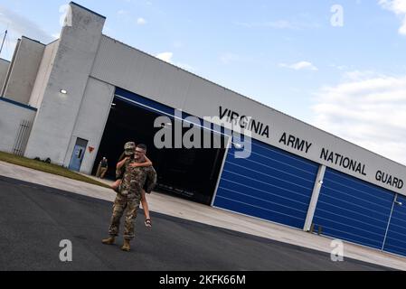 Die erste Gruppe von Soldaten der Nationalgarde von Virginia, die der Task Force Red Dragon zugewiesen wurden, kehrt nach Virginia zurück und trifft sich am 22. September 2022 in Sandston, Virginia, nach einem aktiven Bundesdienst seit dem 2021. November. Mehr als 1.000 Soldaten der Nationalgarde von Virginia und Kentucky unter dem Kommando des 1. Bataillons in Lynchburg, des 116. Infanterie-Regiments, Das Kampfteam der Infanterie-Brigade 116. führte Sicherheitsoperationen am Horn von Afrika durch und stellte die East Africa Response Force zur Unterstützung der US-Regierung für die Krisenreaktion in der gesamten EAS zur Verfügung Stockfoto