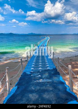 Strandblick und Langboot auf der Insel Koh Kradan in Trang, Thailand Stockfoto