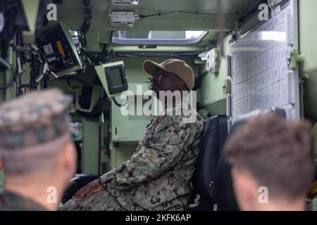 Studenten des U.S. Navy Senior Amphibious Warfare Course (SAWOC) erhalten Fähigkeitsbeschreibungen zu verschiedenen Technologien und Fahrzeugen von U.S. Marines mit 2. Light Armored Reconnaissance Bataillon auf dem Marine Corps Base Camp Lejeune, North Carolina, 22.-23. September 2022. II Marine Expeditionary Force stellte den Studenten der SAWOC ihre Fähigkeiten vor, um sie mit der landwärts gerichteten Umgebung, den Planungsüberlegungen und der Exposition gegenüber allen Elementen der Marine Force der Flotte vertraut zu machen. Stockfoto