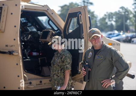 Studenten des U.S. Navy Senior Amphibious Warfare Course (SAWOC) erhalten Fähigkeitsbeschreibungen zu verschiedenen Technologien und Fahrzeugen von U.S. Marines mit 2. Light Armored Reconnaissance Bataillon auf dem Marine Corps Base Camp Lejeune, North Carolina, 22.-23. September 2022. II Marine Expeditionary Force stellte den Studenten der SAWOC ihre Fähigkeiten vor, um sie mit der landwärts gerichteten Umgebung, den Planungsüberlegungen und der Exposition gegenüber allen Elementen der Marine Force der Flotte vertraut zu machen. Stockfoto