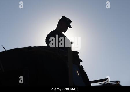 Studenten des U.S. Navy Senior Amphibious Warfare Course (SAWOC) erhalten Fähigkeitsbeschreibungen zu verschiedenen Technologien und Fahrzeugen von U.S. Marines mit 2. Light Armored Reconnaissance Bataillon auf dem Marine Corps Base Camp Lejeune, North Carolina, 22.-23. September 2022. II Marine Expeditionary Force stellte den Studenten der SAWOC ihre Fähigkeiten vor, um sie mit der landwärts gerichteten Umgebung, den Planungsüberlegungen und der Exposition gegenüber allen Elementen der Marine Force der Flotte vertraut zu machen. Stockfoto