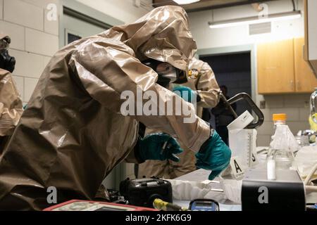 Mitglieder des 55. Zivilunterstützungsteams der Minnesota National Guard bestaunen eine Szene, während sie HAZMAT-Anzüge tragen, in der Nähe des Como Regional Park in St. Paul, Minnesota, 22. September 2022. Die Einheit nahm an einer Übung mit mehreren interinstitutionellen Partnern teil, darunter die Einsatzteams der Feuerwehr St. Paul für Gefahrstoffe. (Minnesota National Guard Foto von Staff Sgt. Mahsima Alkamooneh) Army North, CBRNE, Civil Support Team, Minnesota, National Guard, Partnerschaften, Stockfoto