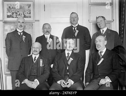 Handelskammer der USA, 1913. Zweite Jahrestagung der Handelskammer der Vereinigten Staaten von Amerika im New Willard Hotel, Washington, DC. Direktoren. Hinten: John H. Jayey; W.M. McCormick; R. G. (Robert Goodwyn) Rhett; T.L.L. Tempel. Vorne: August H. (Hugo) Vogel; Harry A. Wheeler, Präsident; rechts (erste Reihe) ist Charles R. (Richard) Van Hise, Präsident der University of Wisconsin. Stockfoto