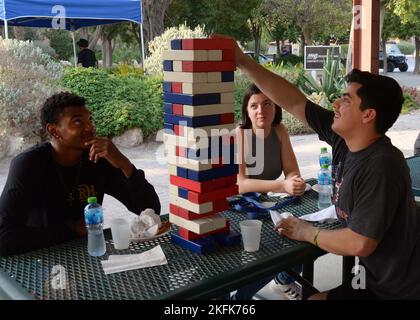 220922-N-FB203-0069 MANAMA, Bahrain (22. September 2022) Naval Support Activity die Matrosen von Bahrain spielen im Rahmen des NSA Bahrain Command Picnic ein Spiel des 'Riesen Jenga'. NSA Bahrain ermöglicht die Vorwärtsoperationen und Reaktionsfähigkeit der US- und alliierten Streitkräfte zur Unterstützung der Mission der Navy Region Europa, Afrika und Südwestasien, Dienstleistungen für die Flotte, den Kriegsjäger und die Familie zu erbringen. Stockfoto