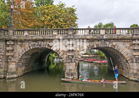 Punting auf dem Fluss Cherwell in der Nähe von Magdalen College in Oxford, England Stockfoto