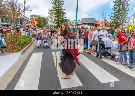 Hare Krishna's von der Farm in Eungella, bei der Parade in den Cooly Rocks auf dem Retro-Festplatz in Coolangatta, Goldküste, queensland, australien Stockfoto