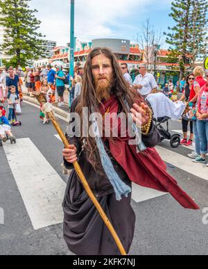 Hare Krishna's von der Farm in Eungella, bei der Parade in den Cooly Rocks auf dem Retro-Festplatz in Coolangatta, Goldküste, queensland, australien Stockfoto