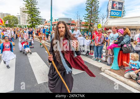 Hare Krishna's von der Farm in Eungella, bei der Parade in den Cooly Rocks auf dem Retro-Festplatz in Coolangatta, Goldküste, queensland, australien Stockfoto