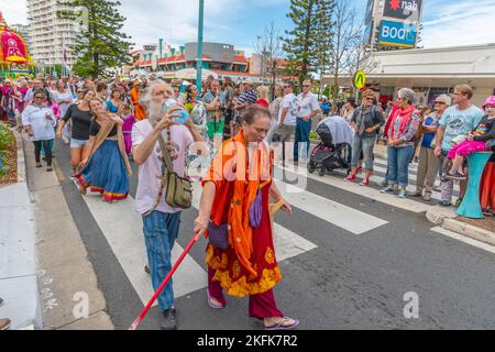 Hare Krishna's von der Farm in Eungella, bei der Parade in den Cooly Rocks auf dem Retro-Festplatz in Coolangatta, Goldküste, queensland, australien Stockfoto