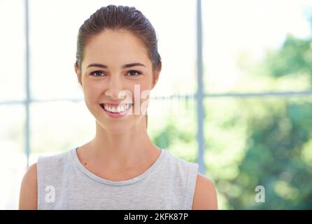 Auf Fitness ausgerichtet. Porträt einer attraktiven jungen Frau in Sportbekleidung. Stockfoto