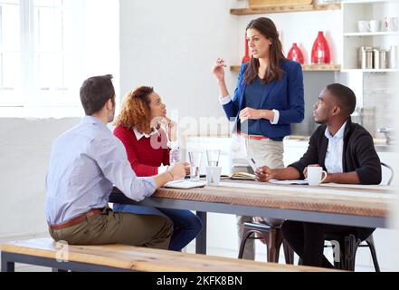 Lassen Sie mich erklären... eine Gruppe von Geschäftsleuten in einem Meeting. Stockfoto