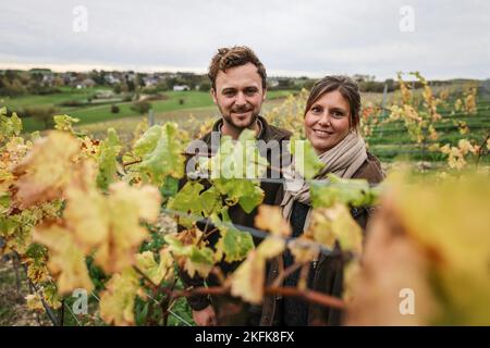 PRODUKTION - 03. November 2022, Nordrhein-Westfalen, Vlatten: Lisa (l) und Markus Schäfer, Winzer und Bauern, stehen in ihrem Weinberg in der Eifel. Wenn alles gepflanzt ist, wird es einer der größten Weinberge in Nordrhein-Westfalen sein. (To dpa 'Weinberg in der Eifel: Junges Winzerpaar realisiert Traum') Foto: Oliver Berg/dpa Stockfoto