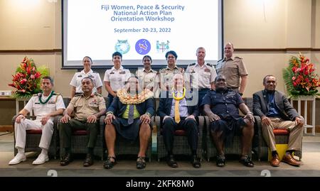 Hochrangige Gäste posieren für ein Foto mit Dienstmitgliedern des US-Militärs und der Republik Fidschi nach der Abschlusszeremonie des ersten Women, Peace & Security National Action Plan Orientation Workshop in Suva, Fidschi, 23. September 2022. Unter der Leitung des US-amerikanischen Indo-Pacific Command arbeiteten Teilnehmer der fidschianischen Regierung und zivilgesellschaftlicher Organisationen zusammen, um einen Nationalen Aktionsplan für WPS zu entwickeln, der von den Prinzipien und der Geschlechterperspektive der Resolution des UN-Sicherheitsrats (UNSCR) 1325 geleitet wurde. Stockfoto