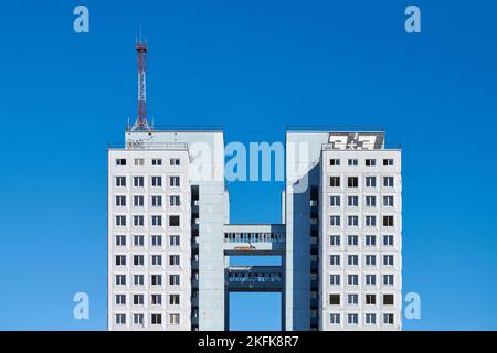 Haus der Sowjets in der Stadt von Königsberg, Russland, verlassene Hochhäuser mit unvollendetem Rohbau. Schönes Symbol der Stadt in Stockfoto