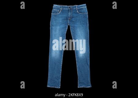 Blaue Jeans isoliert auf schwarzem Hintergrund. Nahaufnahme einer stylischen Jeans aus blauem Denim. Draufsicht Stockfoto