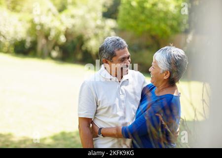 Dein Glück ist mein Glück. Ein liebevolles Seniorenpaar genießt die gemeinsame Zeit im Freien. Stockfoto