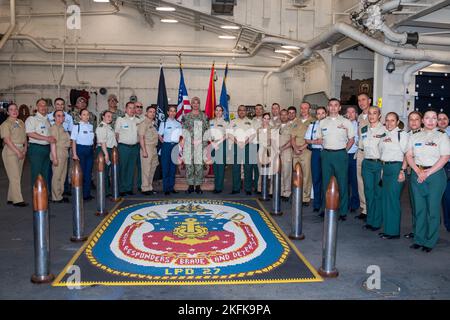 220922-N-VQ947-1091 SAN DIEGO (SEPT. 22, 2022) – Besucher des Kolumbianischen Kriegskollegs posieren für ein Gruppenfoto mit Seeleuten der US-Marine an Bord der Amphibienstation USS Portland (LPD 27), 22. September 2022. Portland ist ein Amphibientransportsdock der San Antonio-Klasse, das in San Diego heimisch ist. Stockfoto