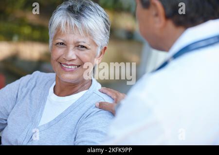 Alles gute an der Erholung. Beschnittenes Porträt einer älteren Frau im Gespräch mit ihrem Arzt. Stockfoto