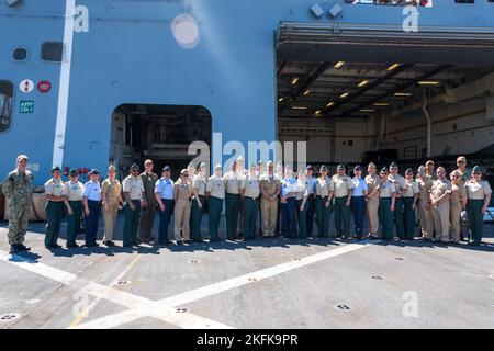 220922-N-VQ947-1076 SAN DIEGO (SEPT. 22, 2022) – Besucher des Kolumbianischen Kriegskollegs posieren für ein Gruppenfoto mit Seeleuten der US-Marine an Bord der Amphibienstation USS Portland (LPD 27), 22. September 2022. Portland ist ein Amphibientransportsdock der San Antonio-Klasse, das in San Diego heimisch ist. Stockfoto