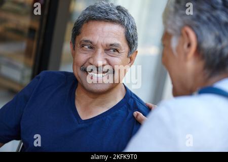 Gute Nachrichten von seinem Arzt. Ein älterer Mann mit seinem Arzt. Stockfoto