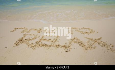 Zeit zum Entspannen Text auf Sand in der Nähe der Küste am Strand geschrieben Stockfoto