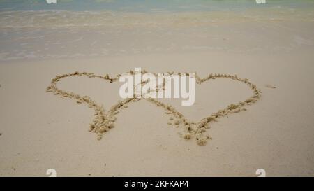 Herzform in Sand am Strand Stockfoto