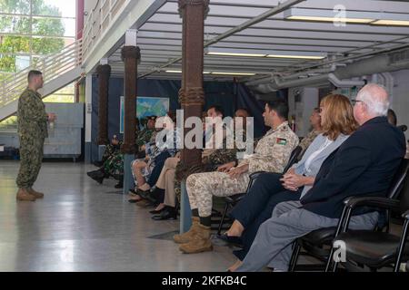 TOLLE SEEN, Il. (Sept. 22, 2022) Kapt. (Ret.) John White besucht die USS WhiteHat während seines Besuchs im Aubrey H. Gunn Gebäude auf der Naval Station Great Lakes. Das Gebäude war White's Großvater, LT. Cmdr. Aubrey H. Gunn, der 1919 als Gehilfe eines Bootsmanns der Marine beitrat, wurde 1941 als Fähnrich beauftragt und diente im Zweiten Weltkrieg als Kommandooffizier auf drei Schiffen. Stockfoto