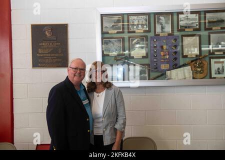 TOLLE SEEN, Il. (Sept. 22, 2022) Kapt. (Ret.) John White besucht die USS WhiteHat während seines Besuchs im Aubrey H. Gunn Gebäude auf der Naval Station Great Lakes. Das Gebäude war White's Großvater, LT. Cmdr. Aubrey H. Gunn, der 1919 als Gehilfe eines Bootsmanns der Marine beitrat, wurde 1941 als Fähnrich beauftragt und diente im Zweiten Weltkrieg als Kommandooffizier auf drei Schiffen. Stockfoto