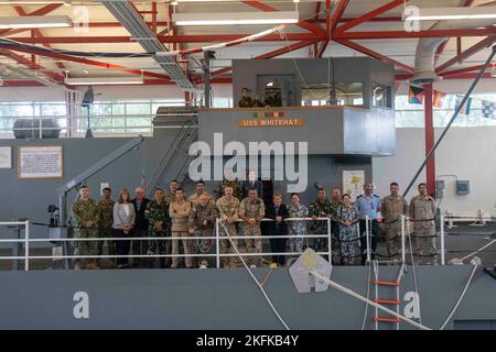 TOLLE SEEN, Il. (Sept. 22, 2022) Kapt. (Ret.) John White besucht das Aubrey H. Gunn-Gebäude NSGL wurde 1911 eröffnet und ist die größte Trainingsanlage der Marine und die Heimat des einzigen Boot Camps der Marine. Die Anlage liegt auf über 1600 Hektar mit Blick auf den Lake Michigan und umfasst 1.153 Gebäude mit 39 im National Register of Historic Places. NSGL unterstützt über 50 Kommandos und Elemente von Mietern sowie über 20.000 Matrosen, Marineinfanteristen, Soldaten und Zivilpersonen des Verteidigungsministeriums, die an der Installation leben und arbeiten. Stockfoto