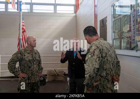 TOLLE SEEN, Il. (Sept. 22, 2022) Kapt. (Ret.) John White besucht die USS WhiteHat während seines Besuchs im Aubrey H. Gunn Gebäude auf der Naval Station Great Lakes. Das Gebäude war White's Großvater, LT. Cmdr. Aubrey H. Gunn, der 1919 als Gehilfe eines Bootsmanns der Marine beitrat, wurde 1941 als Fähnrich beauftragt und diente im Zweiten Weltkrieg als Kommandooffizier auf drei Schiffen. Stockfoto