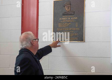 TOLLE SEEN, Il. (Sept. 22, 2022) Kapt. (Ret.) John White besucht die USS WhiteHat während seines Besuchs im Aubrey H. Gunn Gebäude auf der Naval Station Great Lakes. Das Gebäude war White's Großvater, LT. Cmdr. Aubrey H. Gunn, der 1919 als Gehilfe eines Bootsmanns der Marine beitrat, wurde 1941 als Fähnrich beauftragt und diente im Zweiten Weltkrieg als Kommandooffizier auf drei Schiffen. Stockfoto