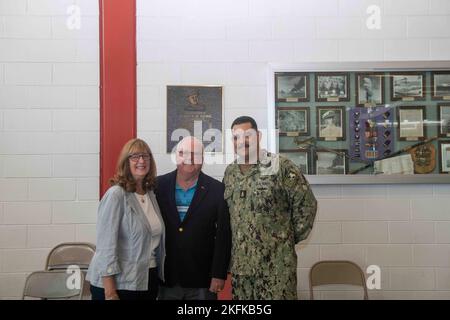 TOLLE SEEN, Il. (Sept. 22, 2022) Kapt. (Ret.) John White besucht die USS WhiteHat während seines Besuchs im Aubrey H. Gunn Gebäude auf der Naval Station Great Lakes. Das Gebäude war White's Großvater, LT. Cmdr. Aubrey H. Gunn, der 1919 als Gehilfe eines Bootsmanns der Marine beitrat, wurde 1941 als Fähnrich beauftragt und diente im Zweiten Weltkrieg als Kommandooffizier auf drei Schiffen. Stockfoto