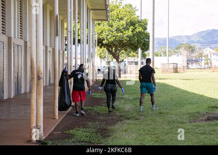 Soldaten der US-Armee aus dem Hauptquartier und der Hauptquartiergesellschaft, Kampfteam der 3. Infantry Brigade, 25. Infantry Division, rufen die Polizei den Bereich an und holen Müll im Wahiawa District Park, Wahiawa, Hawaii, 23. September 2022. Die Bronco Brigade spülte das Gebiet, hob Müll auf und entfernte Müll und hängte neue Basketballnetze im Park auf, um den Public Lands Day zu unterstützen, der jährlich am vierten Samstag im September stattfindet. Stockfoto