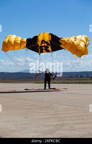 Das Fallschirmteam der US-Armee führt eine Demonstration auf der Miramar Air Show 2022 der Marine Corps Air Station im MCAS Miramar, Kalifornien, am 23. September 2022 durch. 1962 den Spitznamen „Golden Knights“, „Golden“, bedeutet die Goldmedaillen, die das Team bei internationalen Wettbewerben gewonnen hat, und „Knights“ verweist auf den Ehrgeiz des Teams, den Himmel zu erobern. Die Goldenen Ritter treten bei mehr als 100 Veranstaltungen pro Jahr auf. Das Thema der MCAS Miramar Air Show 2022 „Marines Fight, Evolve and Win“ spiegelt die fortlaufenden Modernisierungsbemühungen des Marine Corps wider, um sich auf zukünftige Konflikte vorzubereiten. Stockfoto