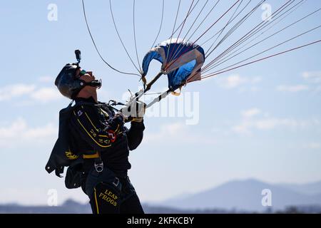 Das US Navy Fallschirmteam, auch bekannt als die Leap Frogs, führt eine Luftdemonstration einer US Army C-147A auf der Miramar Air Show 2022 der Marine Corps Air Station im MCAS Miramar, San Diego, Kalifornien, am 23. September 2022 durch. Die Leap Frogs sind eine Freiwilligeneinheit, bestehend aus Seals der US Navy und Mitgliedern des Underwater Demolition Teams der US Navy, die über praktische Erfahrungen mit der Mission verfügen, herausragende Leistungen im Seebereich zu demonstrieren. Das Thema der MCAS Miramar Air Show 2022 „Marines Fight, Evolve and Win“ spiegelt die fortlaufenden Modernisierungsbemühungen des Marine Corps wider, um sich auf zukünftige Konflikte vorzubereiten. Stockfoto