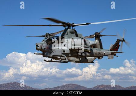 Eine Bell AH-1 SuperCobra und ein MV-22B Osprey fliegen während der Marine Air-Ground Task Force Demonstration der 2022 Marine Corps Air Station Miramar Air Show im MCAS Miramar, San Diego, Kalifornien, 23. September 2022 über der Fluglinie. Die MAGTF Demo zeigt den koordinierten Einsatz von Nahunterstützung, Panzerung, Artillerie und Infanterie-Kräften und bietet eine visuelle Darstellung der Funktionsweise des Marine Corps. Das Thema der MCAS Miramar Air Show 2022 „Marines Fight, Evolve and Win“ spiegelt die fortlaufenden Modernisierungsbemühungen des Marine Corps wider, um sich auf zukünftige Konflikte vorzubereiten. Stockfoto