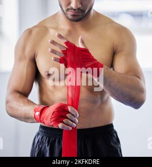 Boxer, Handwickler und Sportmann aus nächster Nähe, bereit für Boxkämpfe, Kampfspiele oder die Inspiration der Kampfkunst. Training Workout, mma Warrior und Stockfoto