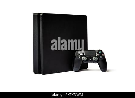 Sankt-Petersburg, Russland - 11. August 2019: Sony PlayStation 4 und Game Controller auf weißem Hintergrund im Studio. Stockfoto