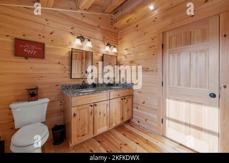 Ein Badezimmer innen von Blockhütte in den Bergen Stockfoto