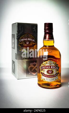 Saint-Petersburg, Russland - 26. August 2017: Studioaufnahme einer Flasche Chivas Regal auf weißem Hintergrund, 12 Jahre alter Scotch Whiskey.Chivas Regal ist ein Stockfoto