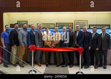 Mitarbeiter der Marine Corps University und Industriepartner posieren für ein Foto während der Zeremonie zum Schneiden der MCU-Wargaming-Cloud-Bänder in der Warner Hall auf der Marine Corps Base Quantico, Virginia, 23. September 2022. Die Wargaming Cloud ermöglicht es Lehrkräften und Studenten der MCU, von überall aus auf eine Vielzahl kommerzieller und staatlicher Kriegsspieltools zuzugreifen, die ihre persönlichen Geräte verwenden. Stockfoto