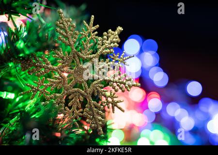 Glitzernde Schneeflocke auf Weihnachtsbaum Stockfoto