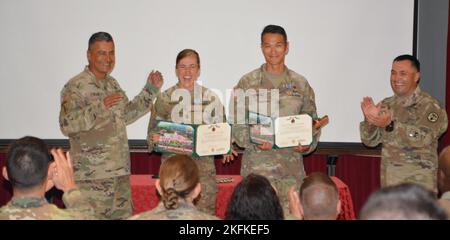 (Bild links nach rechts) Tripler Commander, Colonel Bill Soliz, 1. Lieutenant Molly Murphy, Stabsleiter Heekyu Chang und Tripler Command Sgt. Major John Contreras. Tripler, Stockfoto