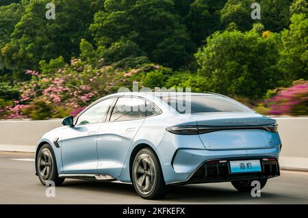 BYD Seal (Atto 4) E-Limousine mit langer Reichweite, die in Shenzhen, Provinz Guangdong, China, unterwegs ist. Stockfoto