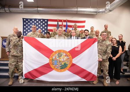 Hochrangige Beamte der Florida National Guard, Senator Tom Wright und US Airmen posieren vor der Flagge des Bundesstaates Florida bei einer Zeremonie für die 114th Space Control Squadron, die am 23. September 2022 auf der Patrick Space Force Base in Florida stattfand. Die Airmen werden die Operation JUNIPER SHIELD unterstützen und Kombattantenkommandanten zur Unterstützung globaler Theaterkampagnen nicht-kinetische Effekte bieten. 114. Space Control Squadron, 125. Kampfflugzeug, Air National Guard, Florida National Guard, Space Force, National Guard, Stockfoto