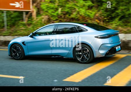 BYD Seal (Atto 4) E-Limousine mit langer Reichweite, die in Shenzhen, Provinz Guangdong, China, unterwegs ist. Stockfoto