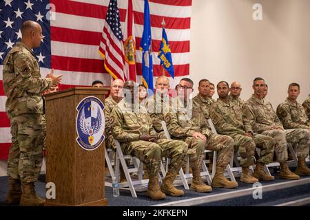 Oberst Mansour Elhihi, Kommandant der 125th Operation Group, kommentierte die 114th Space Control Squadron auf der Patrick Air Force Base, Florida, am 23. September 2022. Die Airmen werden die Operation JUNIPER SHIELD unterstützen und Kombattantenkommandanten zur Unterstützung globaler Theaterkampagnen nicht-kinetische Effekte bieten. 125. Kampfflugzeug, Air National Guard, Florida National Guard, National Guard, Stockfoto